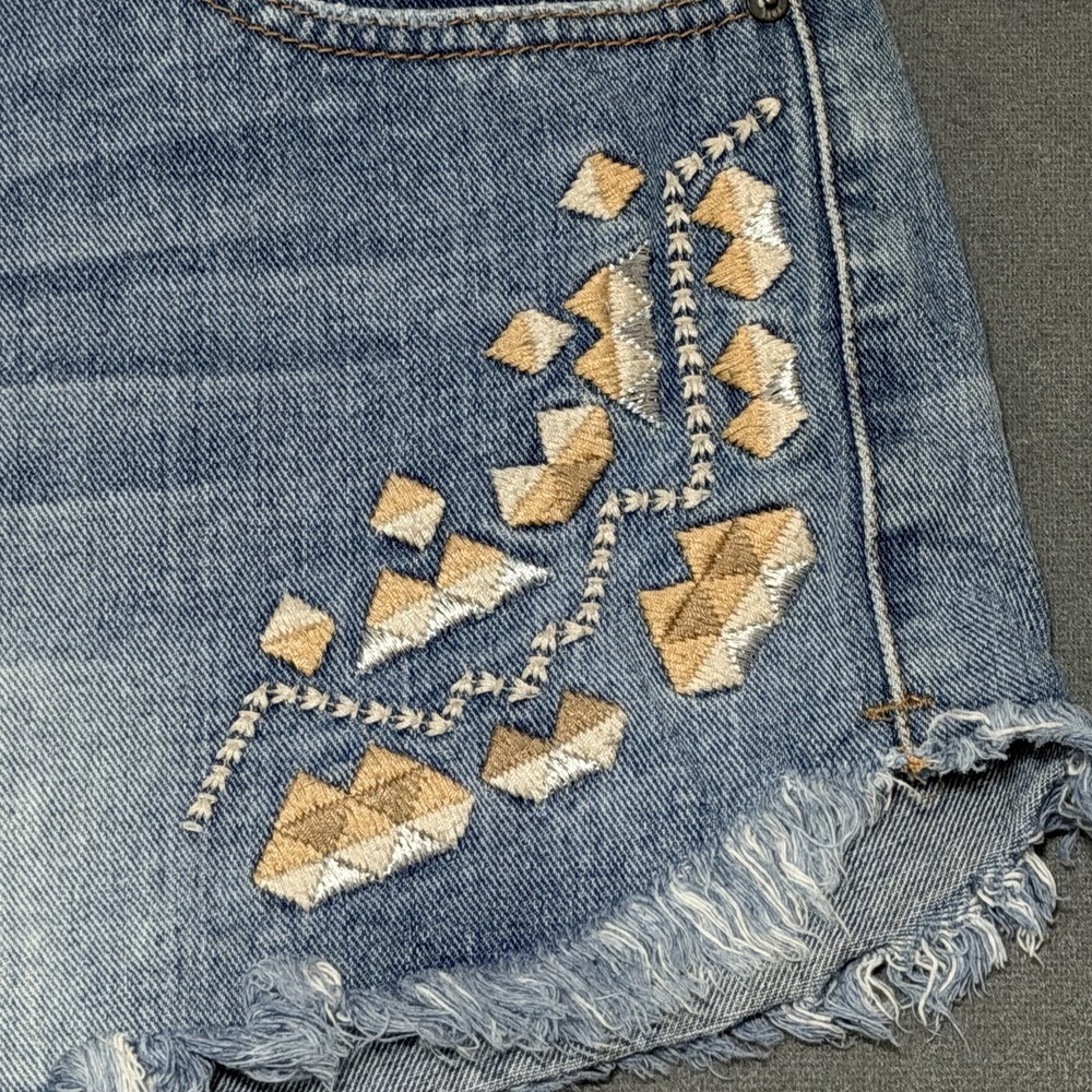 Free People Tulum Distressed Denim Shorts Embroidered Festival Boho Cutoff Sz 28 - Picture 3 of 7